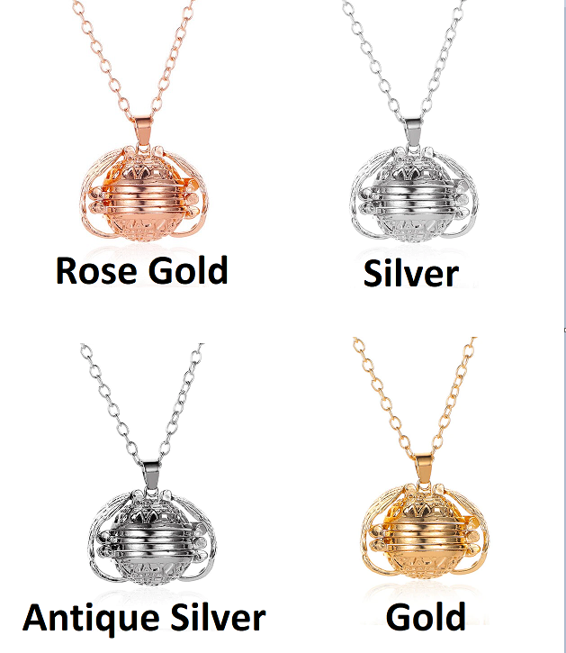 Vier Engelsrufer-Halsketten in Roségold, Silber, Antiksilber und Gold auf weißem Hintergrund.