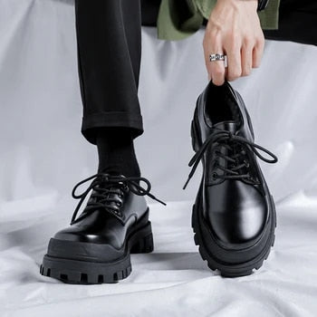 Schwarze Herren-Patentlederschuhe, britischer Stil, mit Schnürung und erhöhter Sohle.