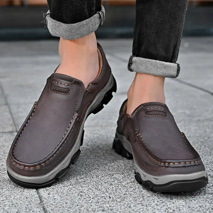Braune orthopädische Herrenschuhe, bequem, rutschfest, ideal für den täglichen Gebrauch.