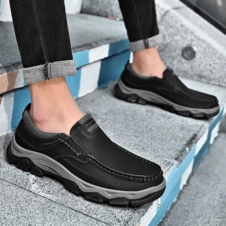 Schwarze orthopädische Herrenschuhe, bequem, rutschfest, ideal für den täglichen Gebrauch.