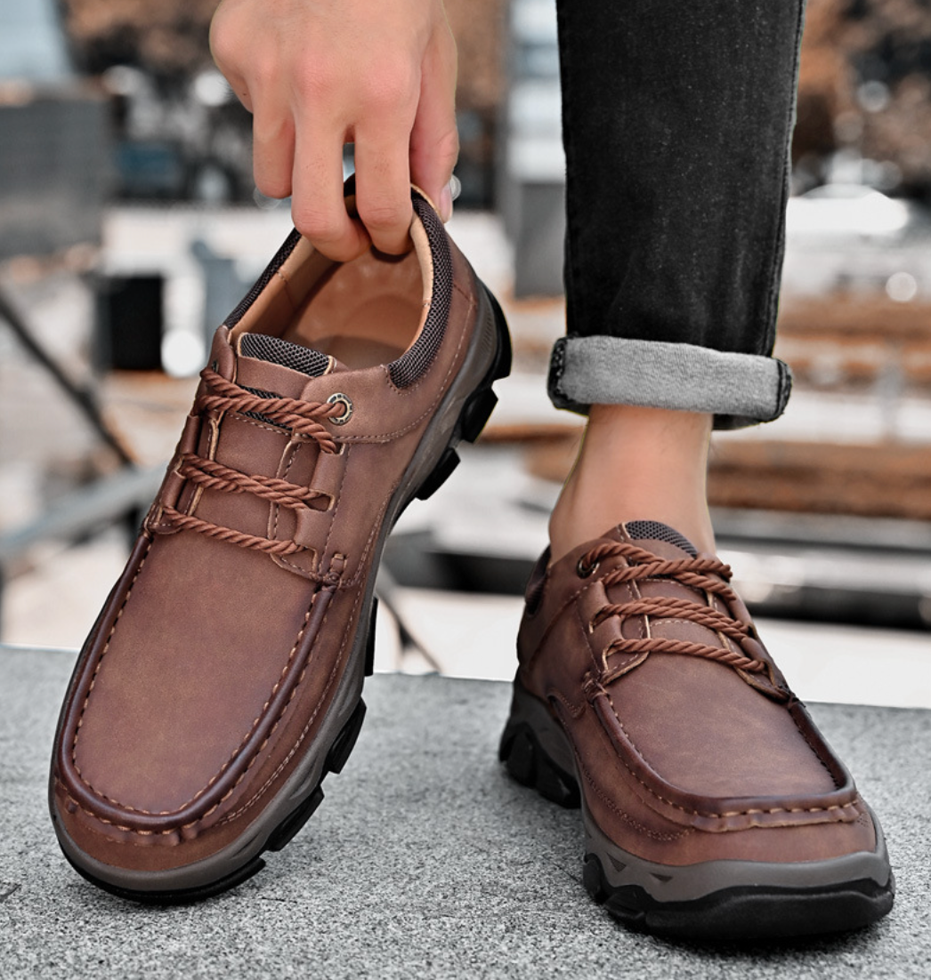 Braune orthopädische Lederschuhe, bequem, rutschfest, ideal für täglichen Gebrauch.