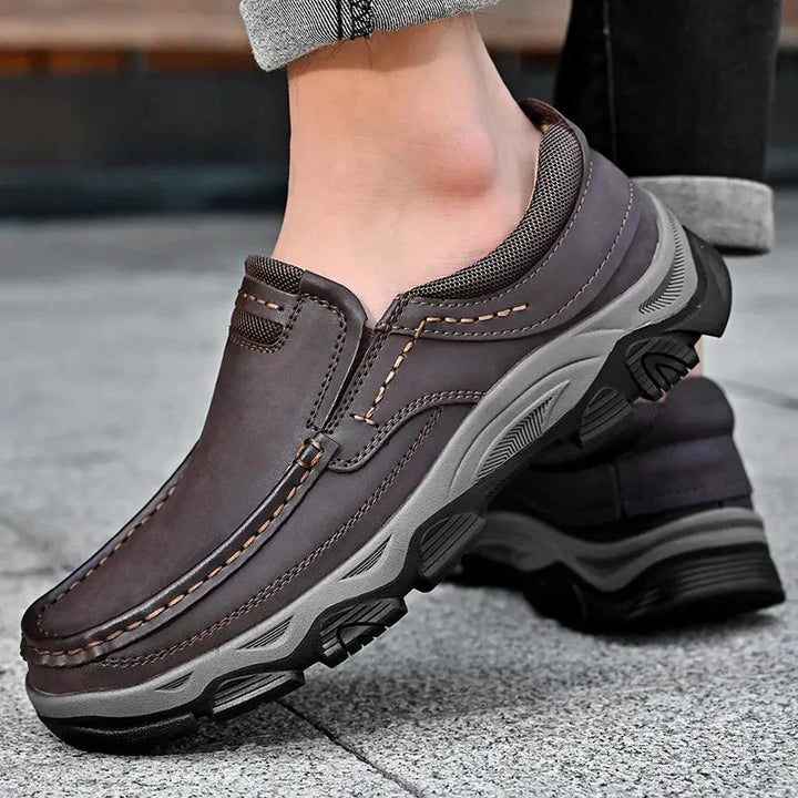 Graue orthopädische Schuhe, bequem, rutschfest, ideal für täglichen Gebrauch, Herrenmode.