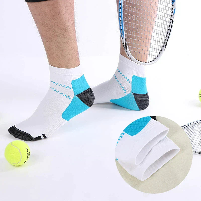Weiße und blaue Tennissocken, atmungsaktiv, rutschfest, für Sport und Fitness.