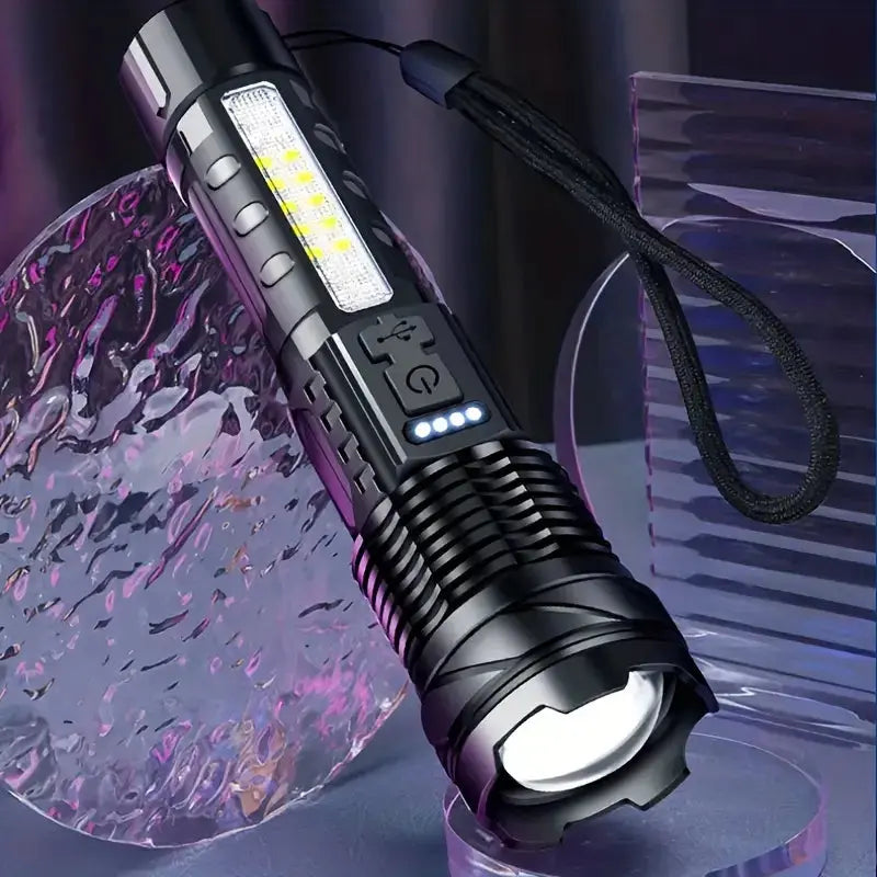 Schwarze Militär-Taschenlampe 5000 Lumen, LED, USB-aufladbar, Outdoor, robustes Design.