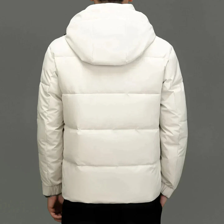 Weiße Daunenjacke mit Kapuze, Herrenmode, Wintermantel, warm, stilvoll, Rückansicht.