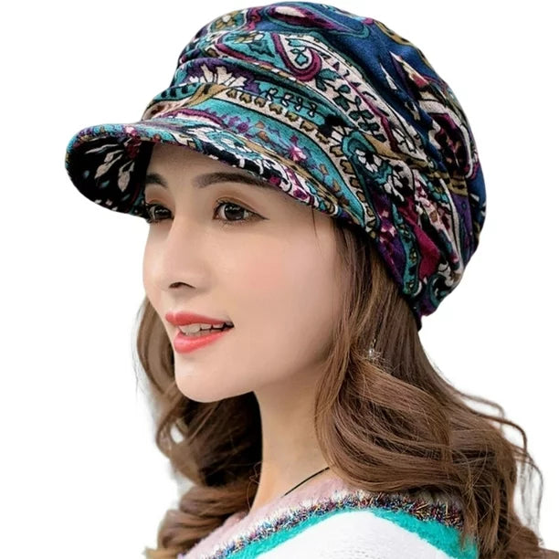 Frau mit bunter, gemusterter Schirmmütze aus Baumwolle, modisches Accessoire, lila Töne.