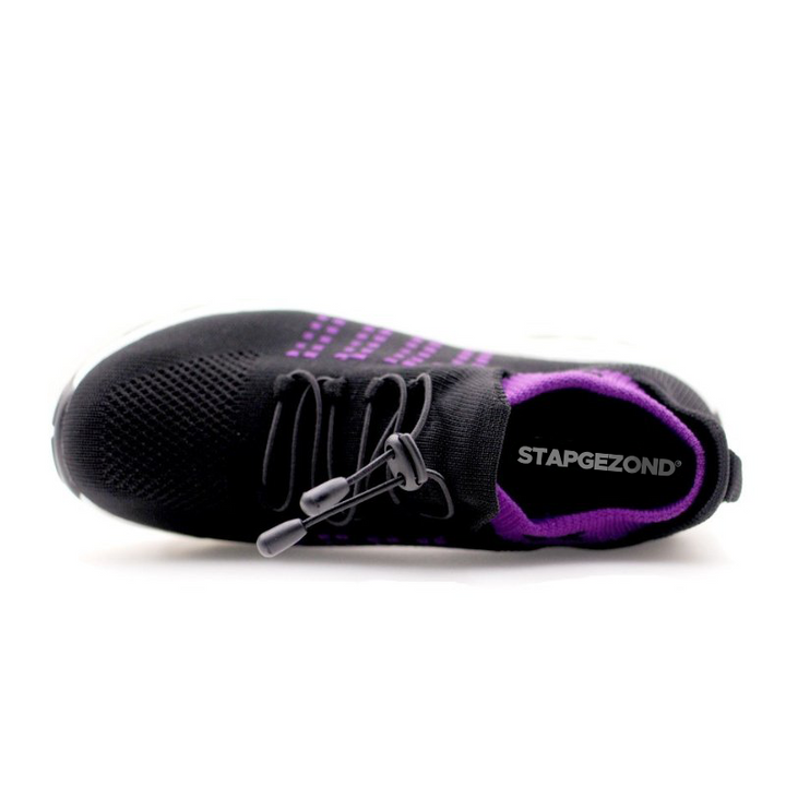 Schwarzer Sneaker mit lila Akzenten, atmungsaktiv, Sportschuh, Marke STAPGEZOND.