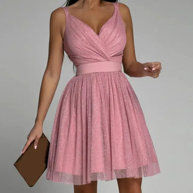 Ärmelloses rosa Paillettenkleid, rückenfrei, eng anliegend, ideal für Partys und Abendveranstaltungen.