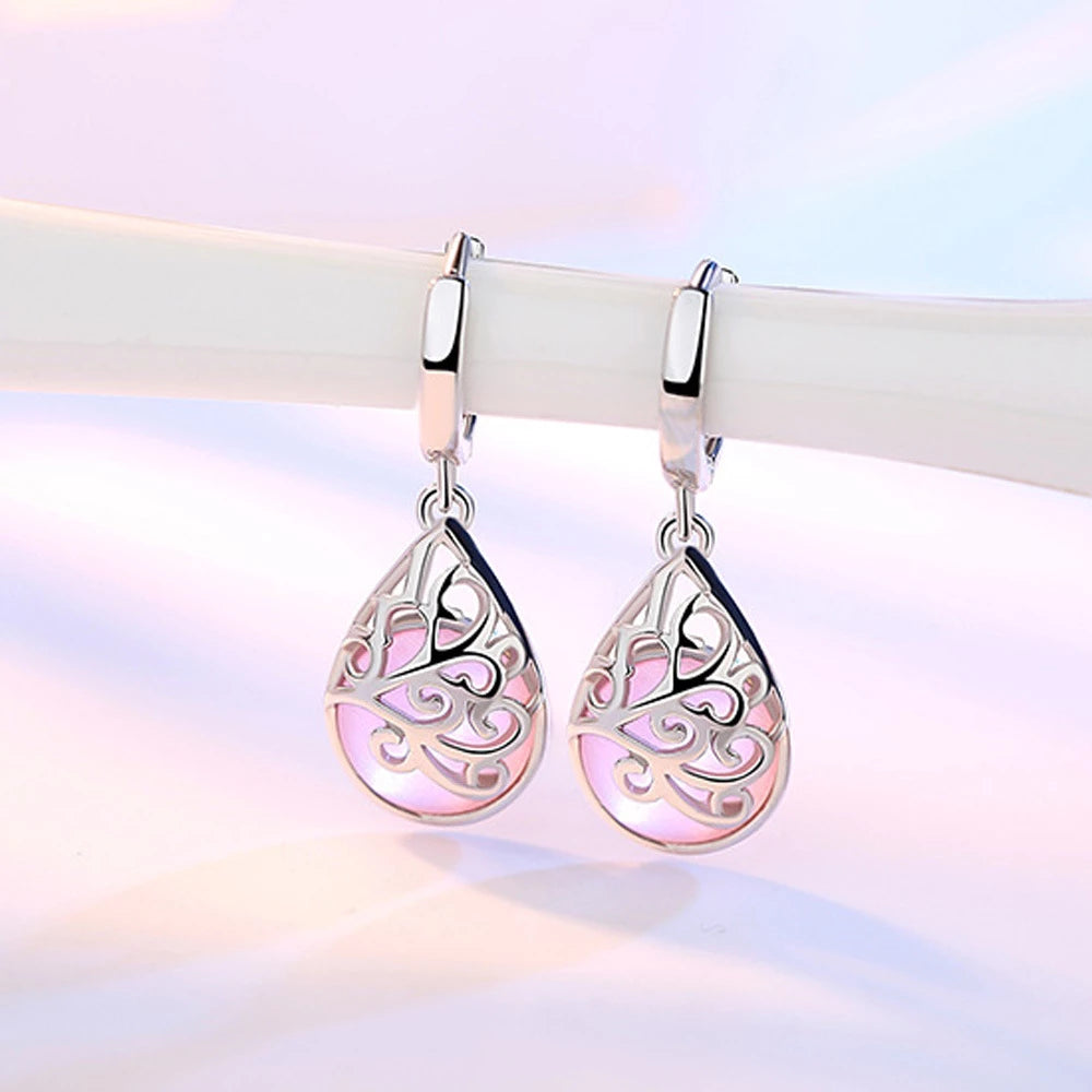 Silberne Ohrringe mit floralen Anhängern, eleganter Schmuck für Damen, modisches Design.