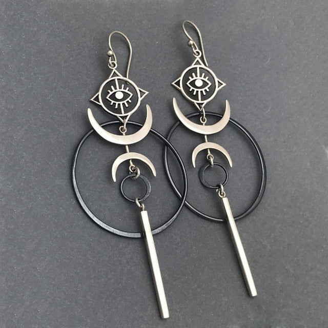 Silberne geometrische Ohrringe mit Schlangenmotiv, Vintage-Stil, kreatives Design.