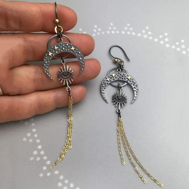 Silberne Ohrringe mit Halbmond, Auge und goldenen Ketten, Vintage-Stil, geometrisch.