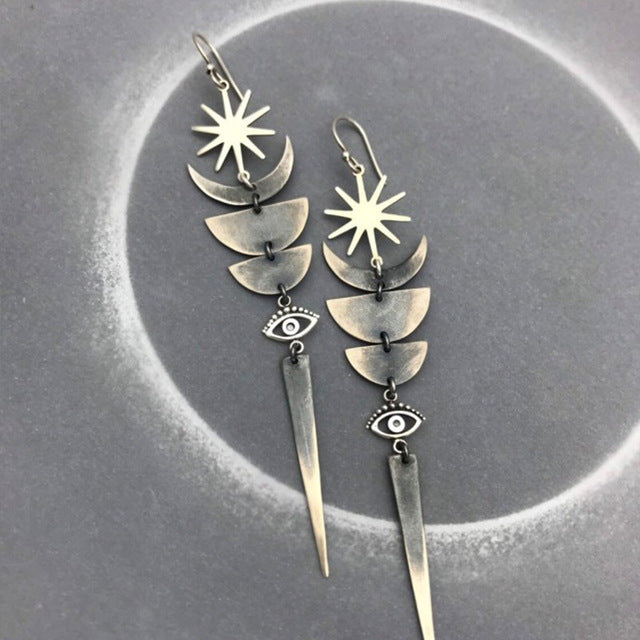 Silberne, geometrische Ohrringe mit Stern-, Mond- und Auge-Design, Vintage-Stil.