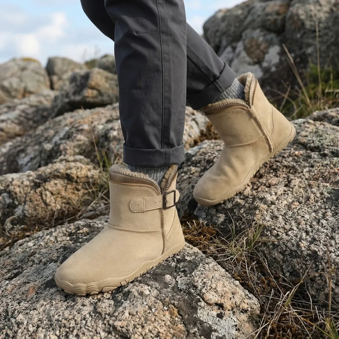 Béžové barefoot boty s kožíškem na nohou chodce na skalnatém terénu v přírodě 2