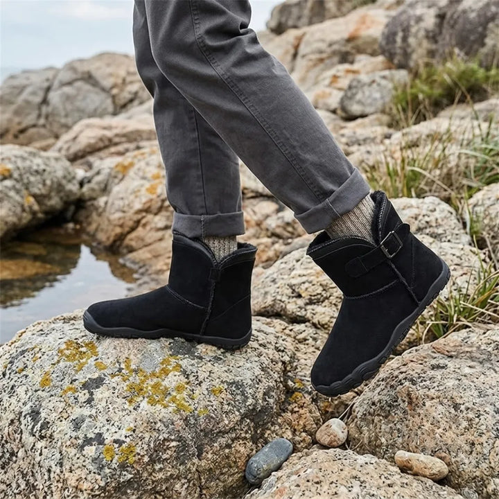 Černé barefoot boty s kožíškem na nohou chodce na skalách u vody 11