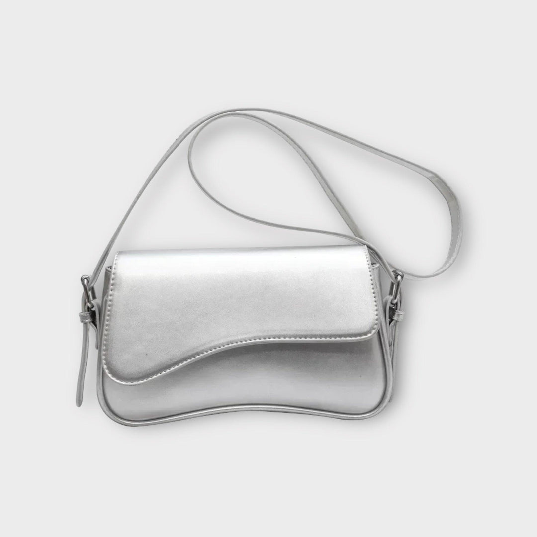 Silberne Umhängetasche aus Leder, modisches Accessoire für Damen, elegantes Design.