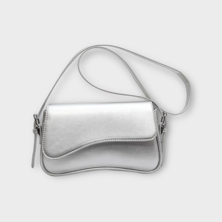Silberne Umhängetasche aus Leder, modisches Accessoire für Damen, elegantes Design.