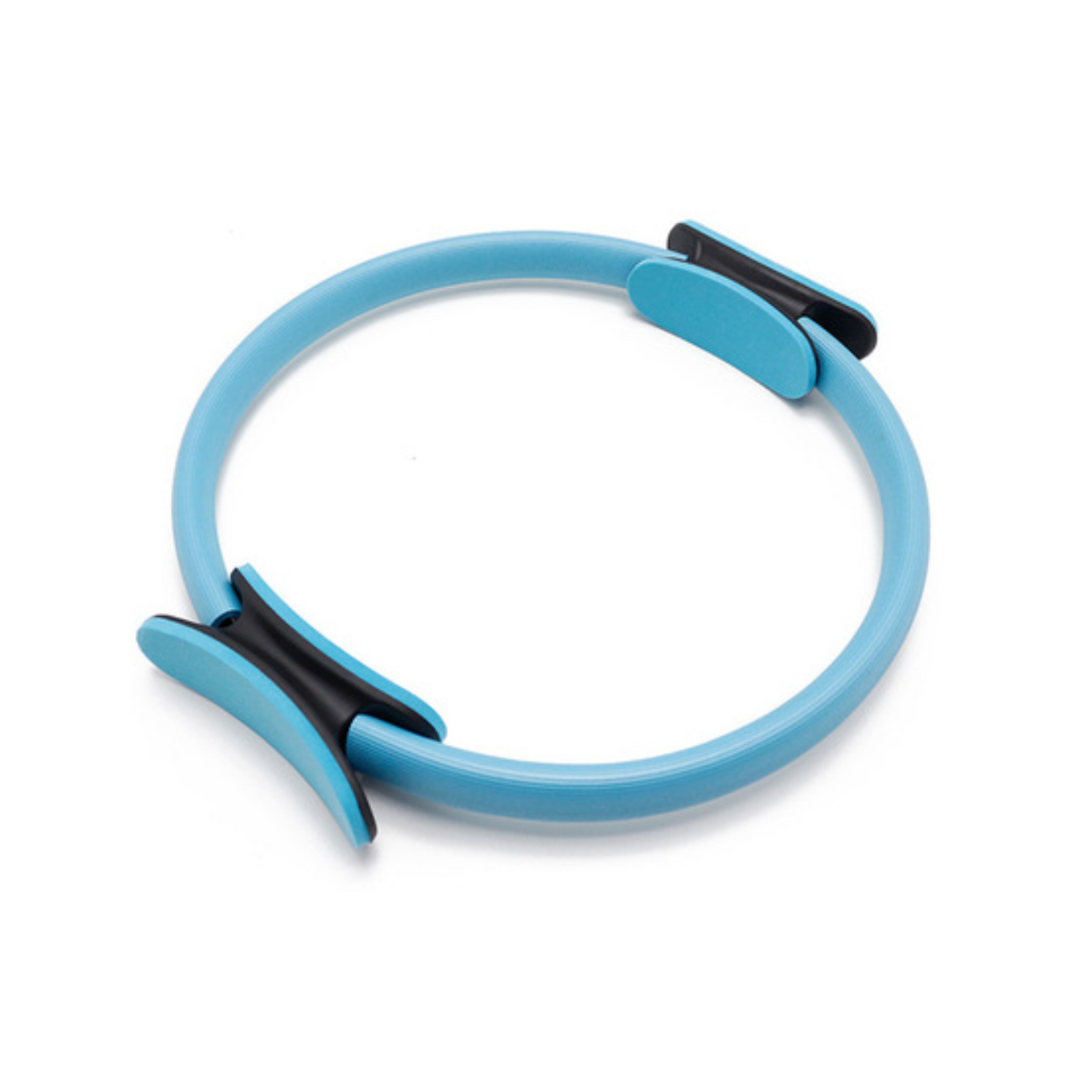 Blauer Pilates-Ring mit schwarzen Griffen, Fitnessgerät für effektives Ganzkörpertraining.
