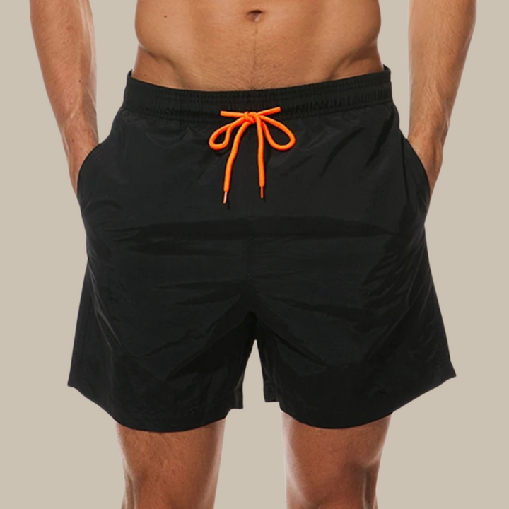 Schwarze Herren-Badeshorts mit orangefarbenem Kordelzug, schnell trocknend, ideal für den Strand.