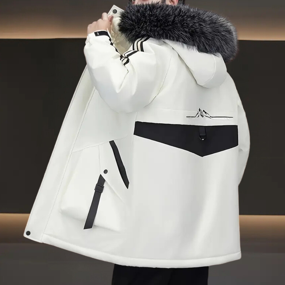Weiße Winterjacke mit Kunstpelzkapuze, schwarzem Streifenmuster, Herrenmode, warm, stylisch.
