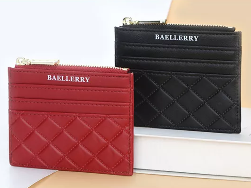 Rote und schwarze gesteppte Mini-Kartenetuis aus Leder mit Reißverschluss und Logo-Aufdruck.