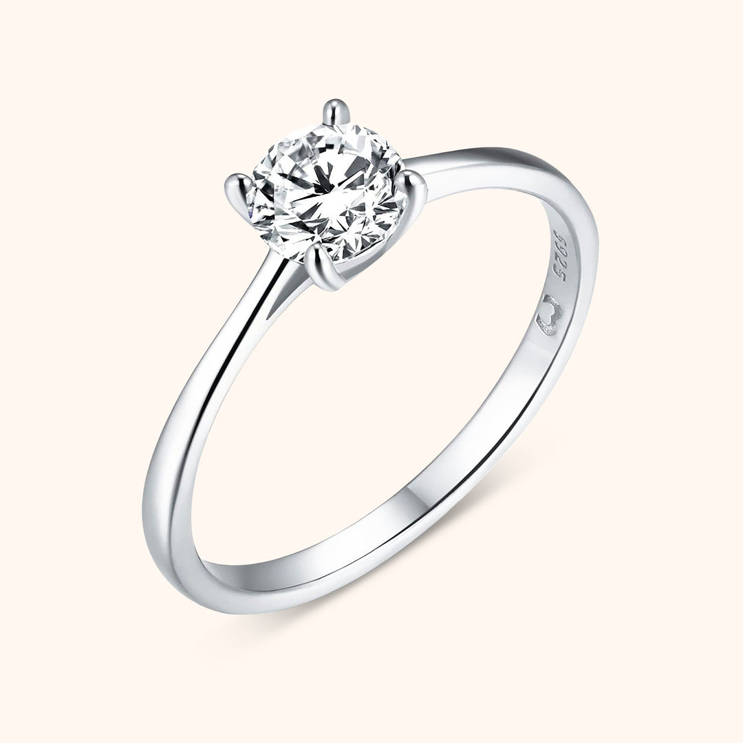 Verlobungsring aus Weißgold mit rundem Diamant, elegantes Schmuckdesign, hochwertig.