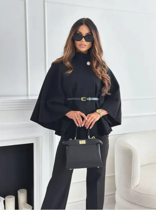 Frau in schwarzem Cape, Sonnenbrille und Handtasche, elegantes Outfit, Modeaccessoires.