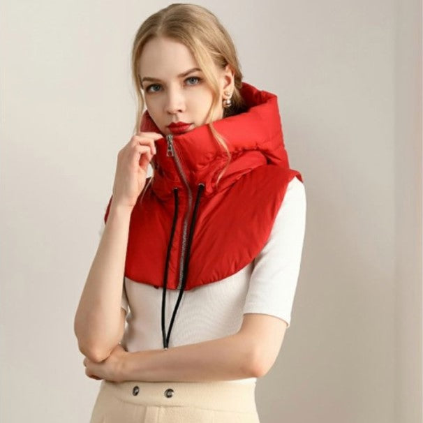 Frau mit roter Steppweste, Reißverschluss, modisch, Winterkleidung, Damenmode, elegant.