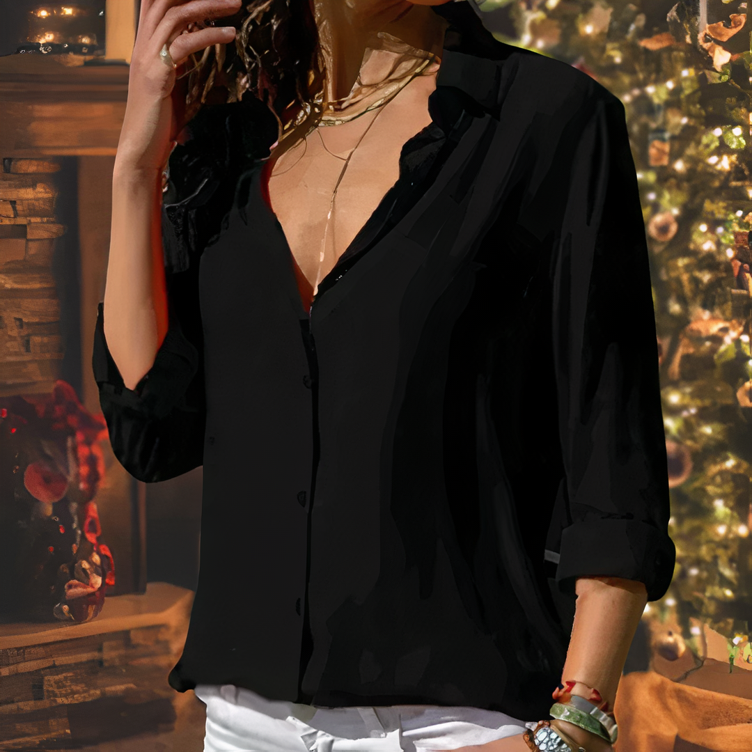 Frau in schwarzer Bluse vor Weihnachtsbaum, eleganter Look, festliche Mode, Abendgarderobe.