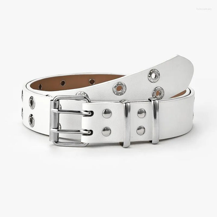 Weißer Ledergürtel mit doppelter Schnalle und Metallösen, modisches Accessoire.