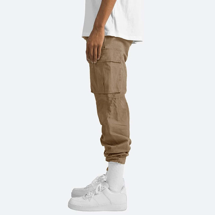 Beige Cargohose für Herren, seitliche Taschen, lässiger Stil, Baumwolle, modische Herrenbekleidung.