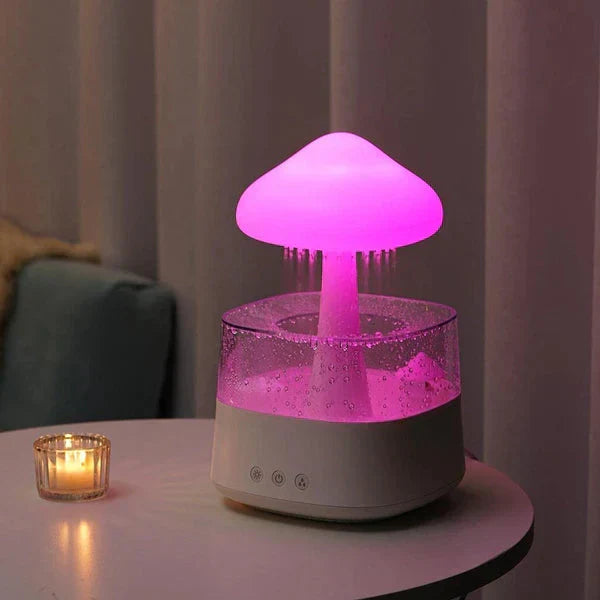 Rosa Pilz-Luftbefeuchter auf Tisch, LED-Licht, modernes Design, Schlafzimmer-Dekoration.