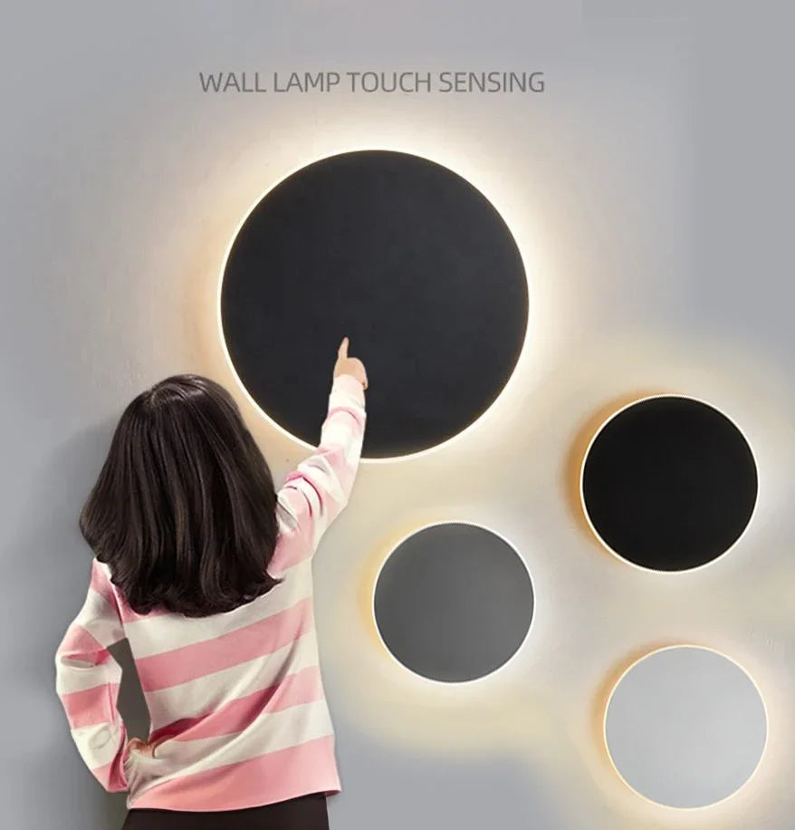 Minimalistische energiesparende Wandleuchte, rund, schwarz, Touch-Sensor, modernes Design.