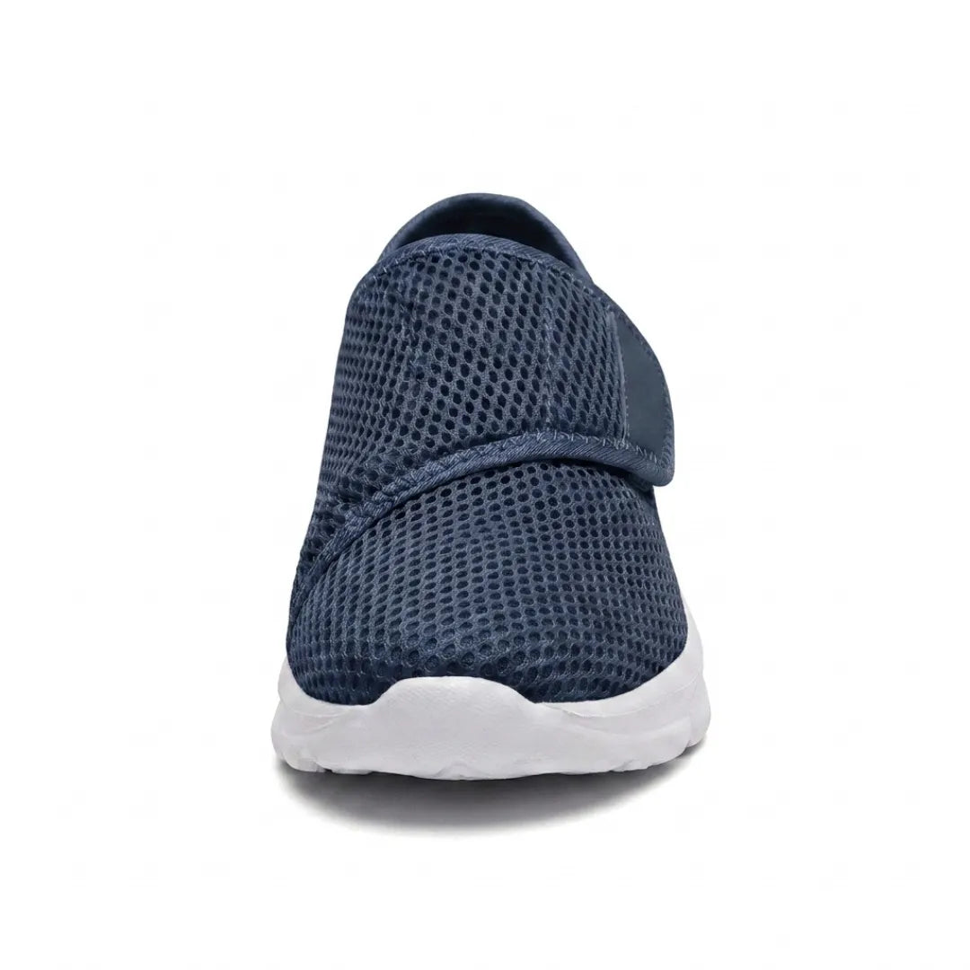 Tmavě modrá síťovaná bota zepředu, vidět široká špička, pásek na suchý zip a bílá podrážka. 8