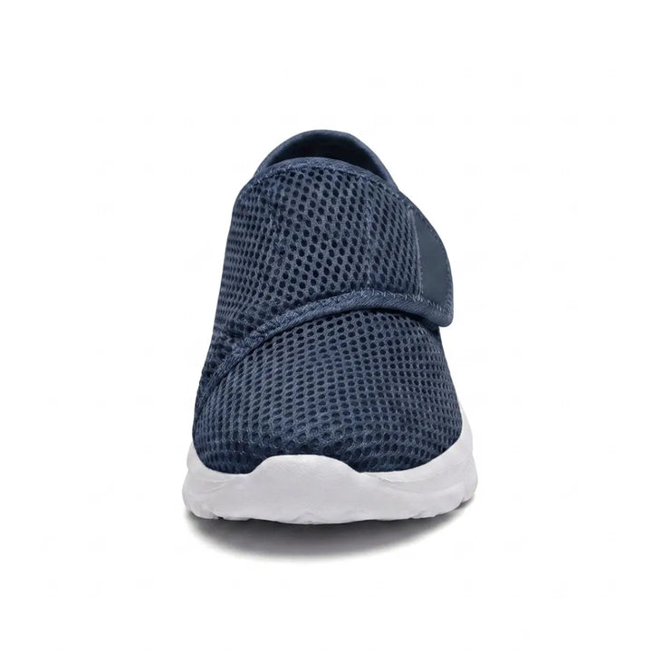 Tmavě modrá síťovaná bota zepředu, vidět široká špička, pásek na suchý zip a bílá podrážka. 8