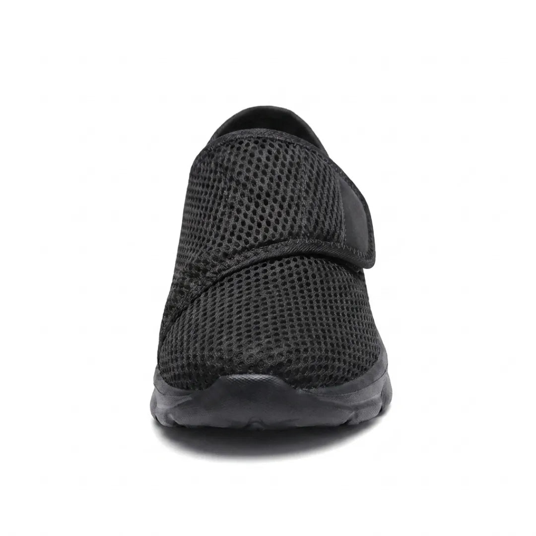 Černá síťovaná bota zepředu, vidět široká špička, pásek na suchý zip a černá podrážka. 17