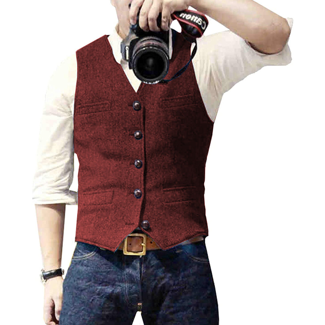 Mann in roter Weste mit Kamera, Freizeitkleidung, Herrenmode, Fotografie, Jeans, Hemd.