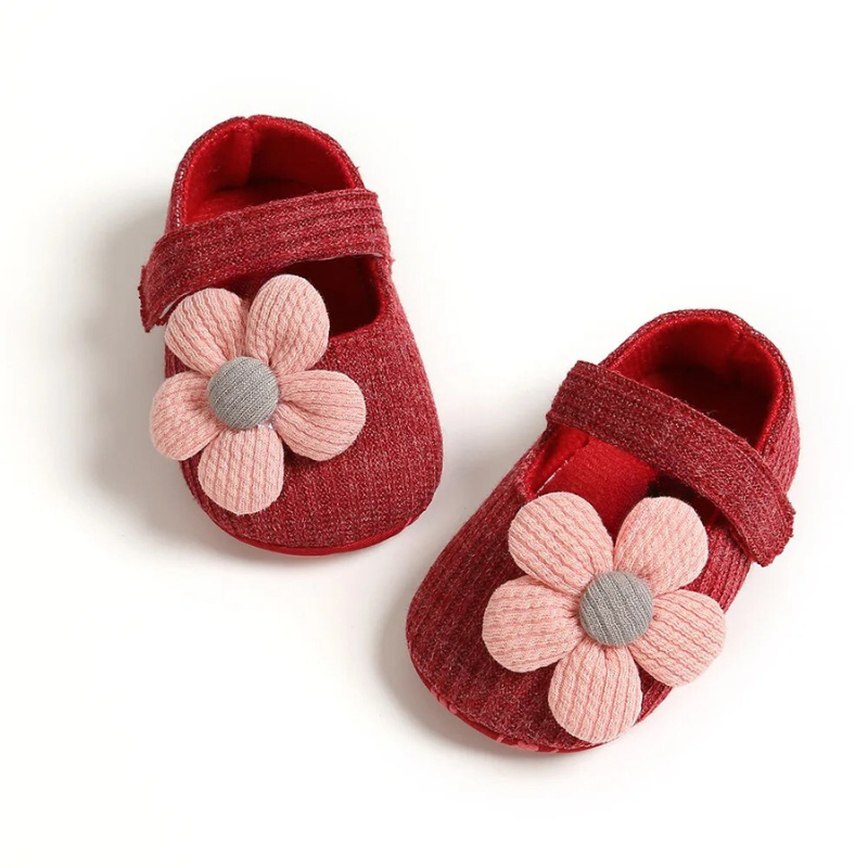 Rote Babyschuhe mit rosa Blumen, weiches Material, Klettverschluss, modische Babybekleidung.