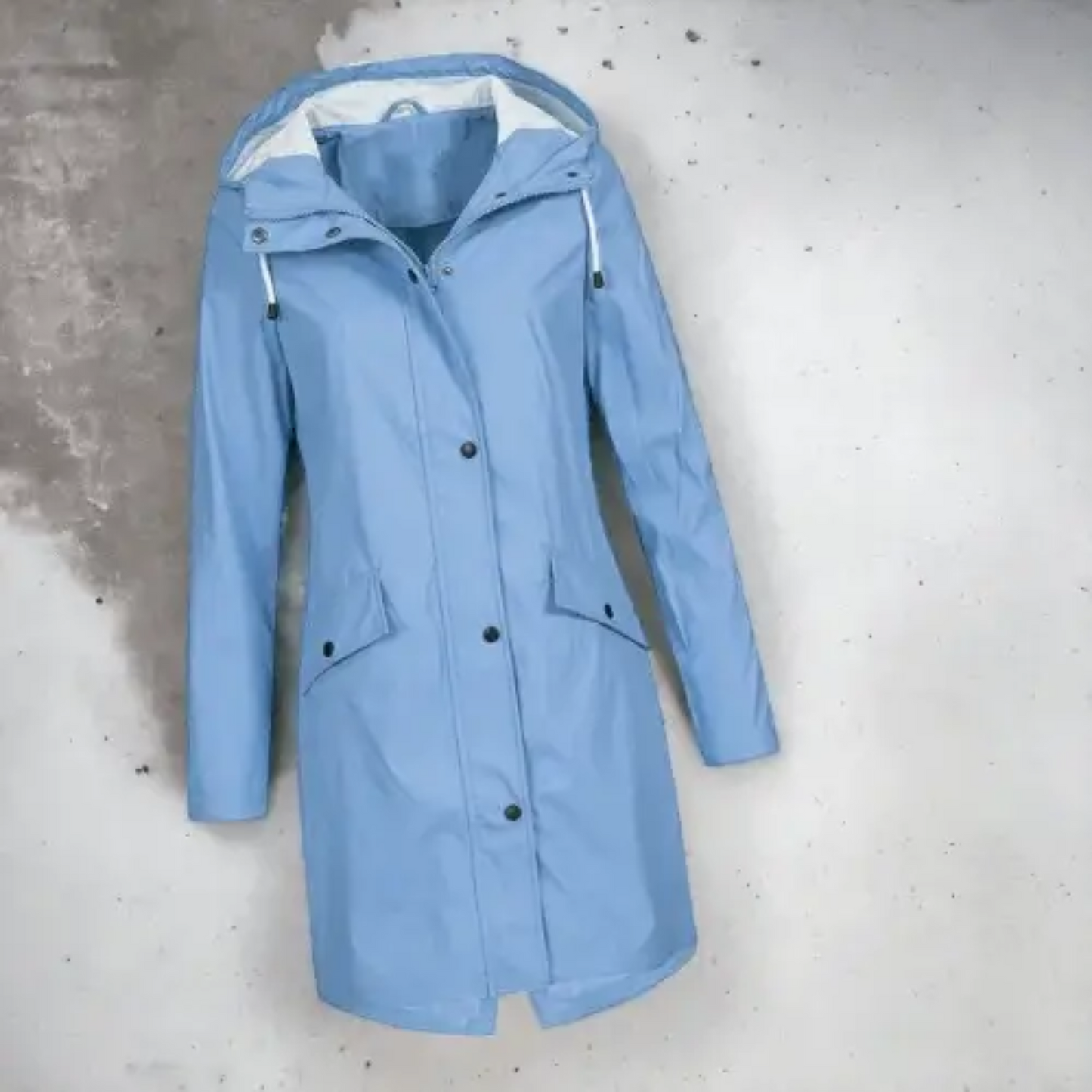 Blaue Damen-Regenjacke mit Kapuze, wasserdicht, modisch, funktional, Outdoor-Bekleidung.