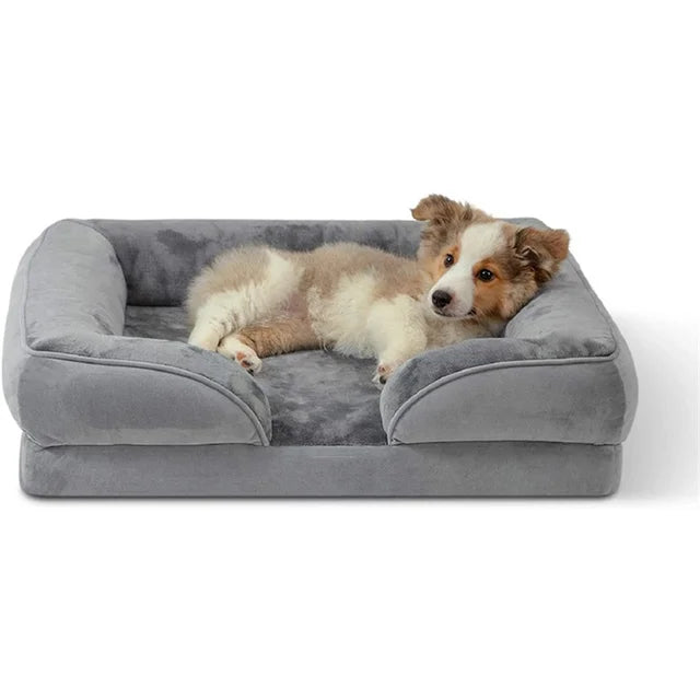 Graues, waschbares Haustiersofa mit Hund, orthopädisch, bequem, langlebig.