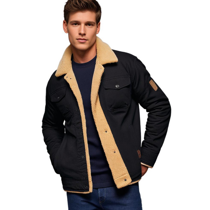 Mann in schwarzer Jacke mit beigem Futter, Freizeitmode, Herbstbekleidung, Herrenmode.