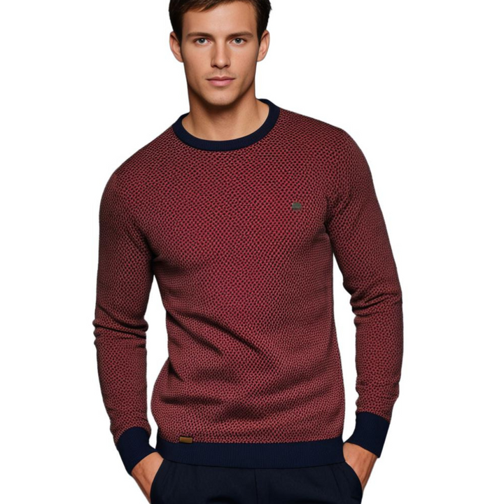 Mann trägt roten Strickpullover, Rundhalsausschnitt, dunkelblaue Bündchen, modisch, elegant.