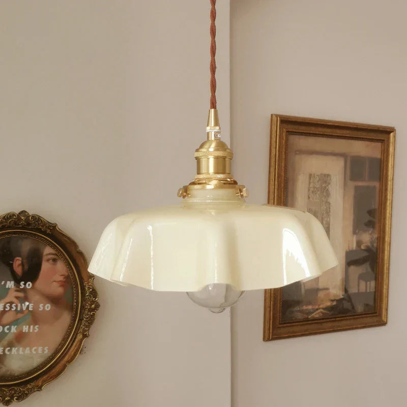 Retro Messing Hängelampe mit cremefarbenem Glasschirm, ideal für Restaurant oder Balkon.