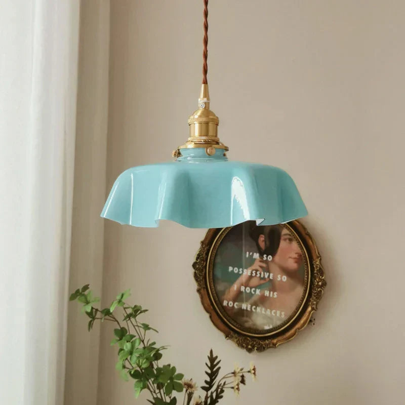 Retro Messing Hängelampe mit blauem Glasschirm, ideal für Wohnzimmer oder Restaurantbeleuchtung.
