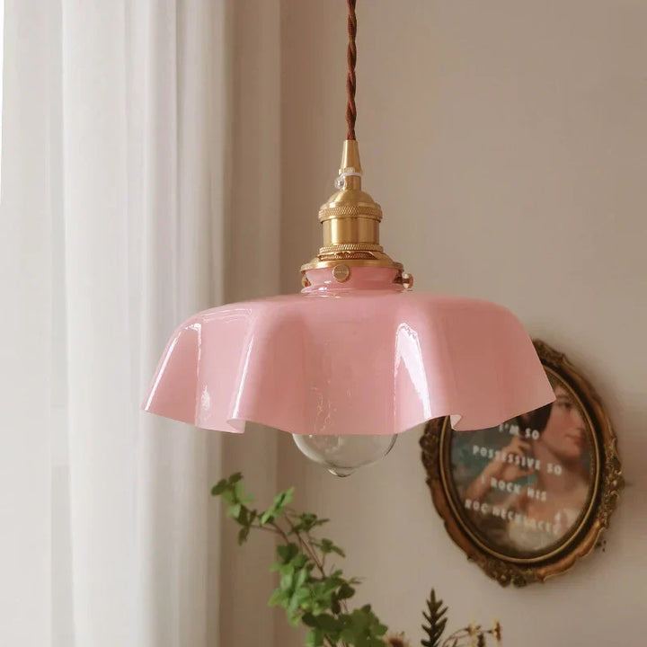 Rosa Retro-Hängelampe aus Glas und Messing, ideal für Wohnzimmer oder Restaurantbeleuchtung.