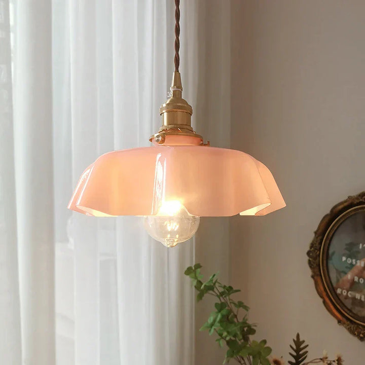 Retro Messing Hängelampe mit rosa Glasschirm, ideal für Wohnzimmer oder Restaurantbeleuchtung.