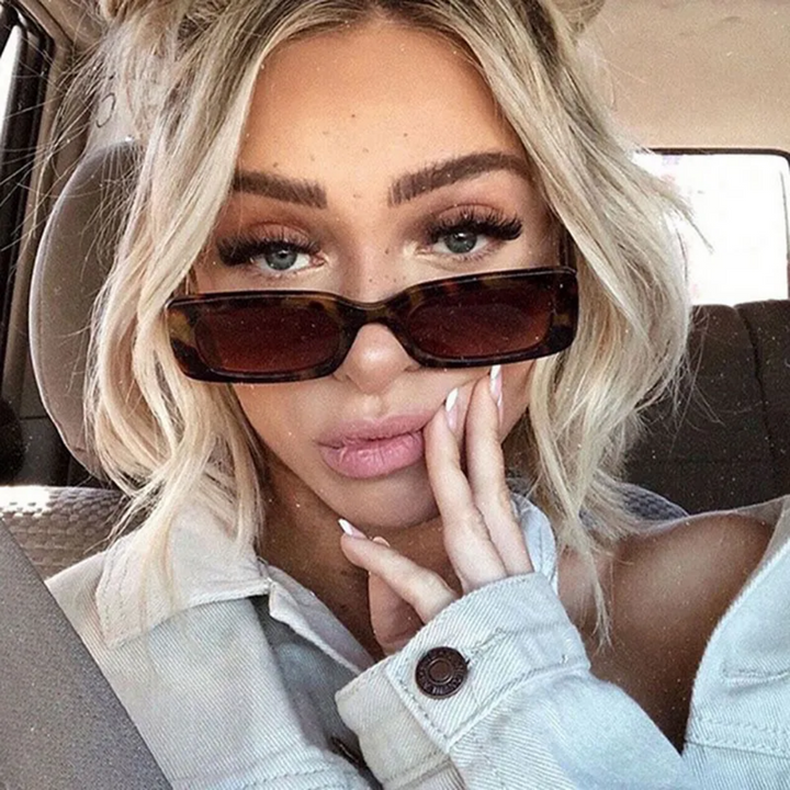 Damen mit Retro-Vintage-Sonnenbrille, rechteckig, braun, modisch, Autofahrt, blondes Haar.