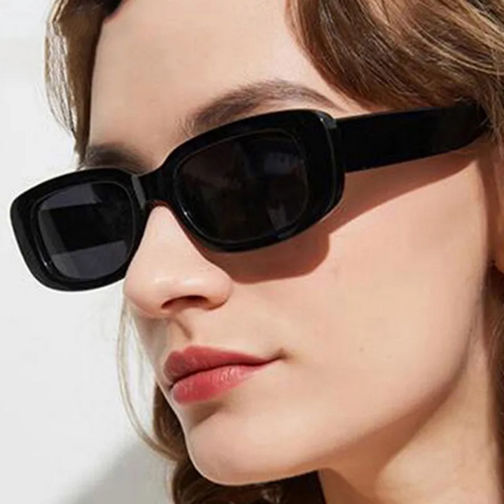 Frau mit schwarzen Retro-Vintage-Sonnenbrillen, rechteckig, modisch, UV-Schutz.