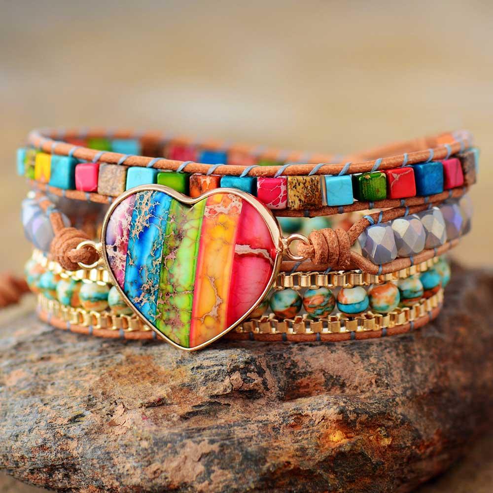 Herzförmiges Chakra-Armband, Leder, bunte Steine, 3 Stränge, spiritueller Schmuck.