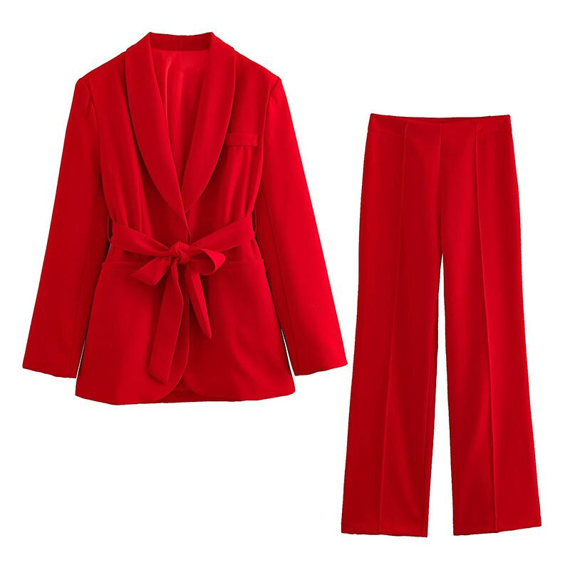 Rotes Damenanzug-Set mit Blazer und Hose, elegantes Design, Businessmode.