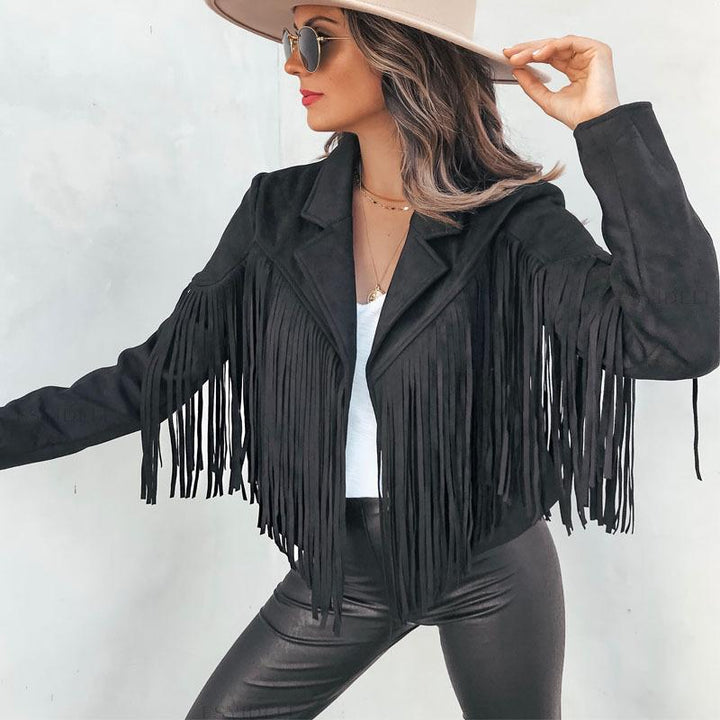 Frau in schwarzer Fransenjacke, Sonnenbrille und Hut, modisches Outfit, Streetstyle-Look.